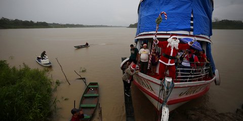 Ο Άγιος Βασίλης στον Αμαζόνιο έρχεται... με βάρκα