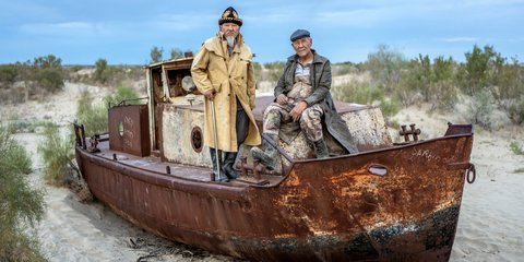 Δύο κάτοικοι του Ουζμπεκιστάν σε μια παλιά βάρκα στην αποξηραμένη πλέον λίμνη Αράλ 