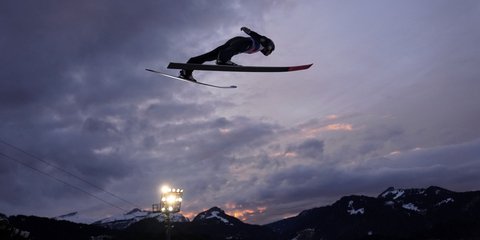 Ο Γερμανός Αντρέας Βέλινγκερ, σε μια εντυπωσιακή προσπάθεια κατά τη διάρκεια του αγώνα άλματος με σκι στο Όμπερσντορφ, στο πλαίσιο του τουρνουά των Τεσσάρων Λόφων