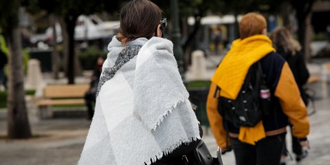 Γυναίακ με κασκόλ στην Αθήνα