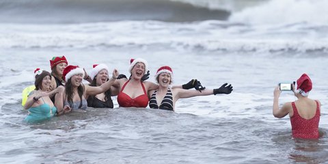 Χριστουγεννιάτικο μπάνιο στα κρύα νερά της βόρειας Αγγλίας, λίγο έξω από το Νιούκαστλ