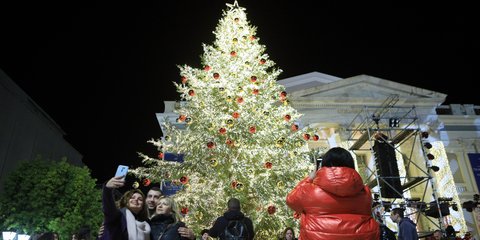 Φωταγωγήθηκε το χριστουγεννιάτικο δέντρο στον Πειραιά