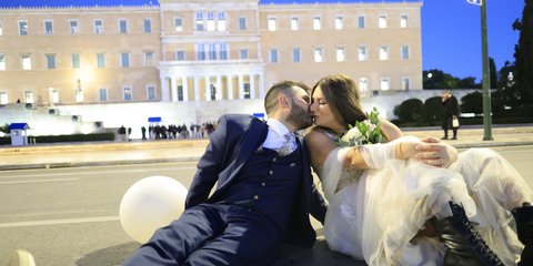 Νιόπαντρο ζευγάρι στο Σύνταγμα, μπροστά από τη Βουλή 
