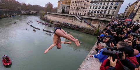 Με μια βουτιά στον Τίβερη γιόρτασαν οι Ιταλοί την έλευση του 2024