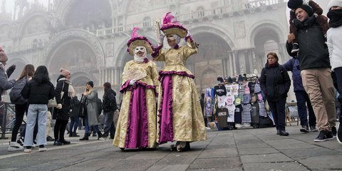 Το περίφημο καρναβάλι της Βενετίας ξεκίνησε σε ένα ομιχλώδες σκηνικό
