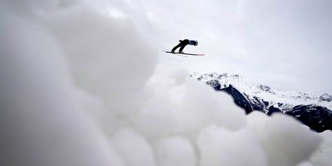 Σκι: Η απόλυτη αίσθηση ελευθερίας στο άλμα των 4 λόφων στο Ίνσμπρουκ