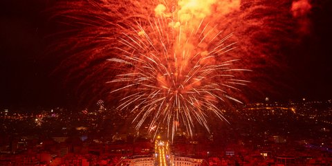 Η νύχτα έγινε μέρα από τα πυροτεχνήματα στη Θεσσαλονίκη 