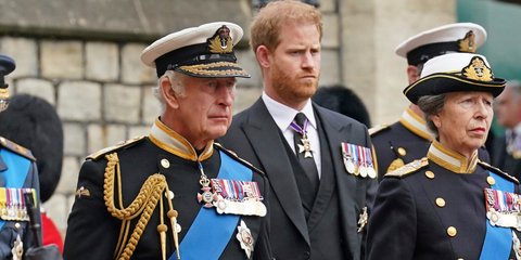 Ο πρίγκιπας Χάρι πίσω από τον βασιλιά Κάρολο στην κηδεία της Ελισάβετ