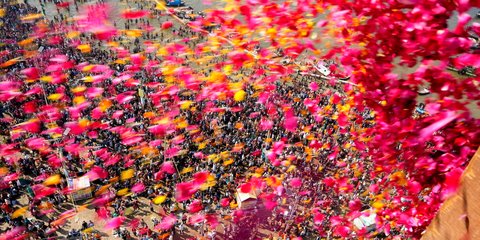 Ινδία: Ελικόπτερο πετά λουλούδια σε συγκεντρωμένους στον Γάγγη για το φεστιβάλ Hindu