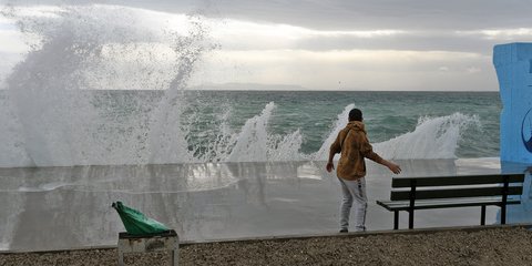 Κύματα στο παραλιακό μέτωπο της Αθήνας