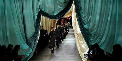  Μοντέλα στην εντυπωσιακή επίδειξη μόδας της Fendi στο Μιλάνο