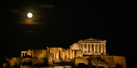 Το «φεγγάρι του χιονιού» πάνω από την Ακρόπολη