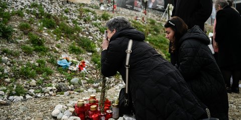 Σπαραγμός στο ετήσιο μνημόσυνο για τα θύματα της τραγωδίας των Τεμπών