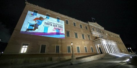 Η Βουλή φωταγωγήθηκε για την Ημέρα Σπάνιων Παθήσεων 