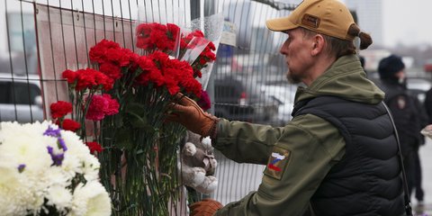 Πολίτες αφήνουν λουλούδια στον τόπο της τραγωδίας στη Μόσχα 