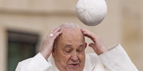 Ο Πάπας Φραγκίσκος προσπαθεί να πιάσει το καπέλο του που του το πήρε ο άνεμος