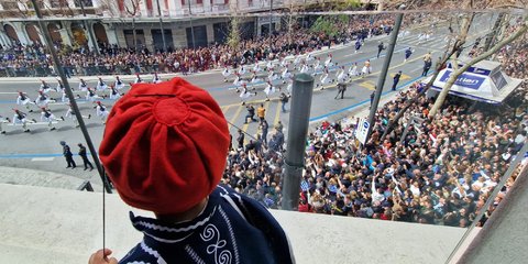 Πιτσιρικάς, ντυμένος τσολιάς, παρακολουθεί έκθαμβος την εντυπωσιακή στρατιωτική παρέλαση για την 25η Μαρτίου