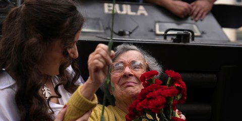50 χρόνια από την επανάσταση των Γαριφάλων στην Πορτογαλία που αποκατέστησε τη Δημοκρατία
