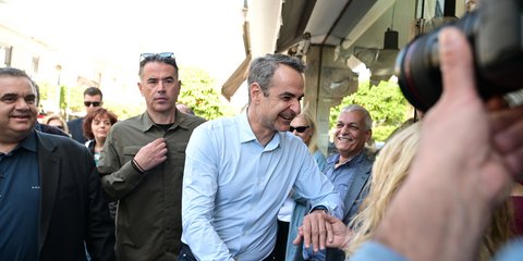 Ο Κυριάκος Μητσοτάκης με κόσμο
