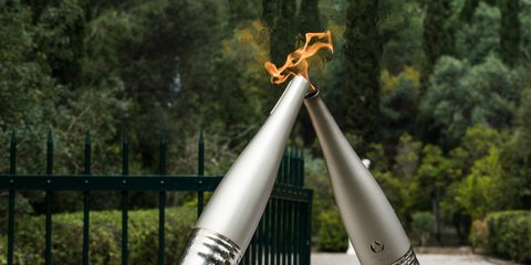 Η Ολυμπιακή φλόγα άναψε στην Αρχαία Ολυμπία και ξεκίνησε για το Παρίσι 