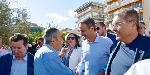 O Κυριάκος Μητσοτάκης με πολίτες στο Αργος