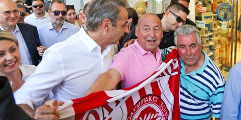 Ο Κυριάκος Μητσοτάκης δέχεται μια σημαία του Ολυμπιακού στην Πάτρα