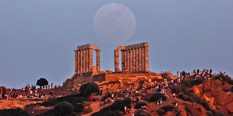 Η πανσέληνος του Μαΐου πάνω από το ναό του Σουνίου