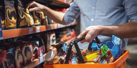 Στο σούπερ μαρκετ πορτοκαλι καλαθι