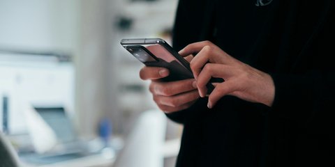 Γυναίκα με κινητό στο χέρι