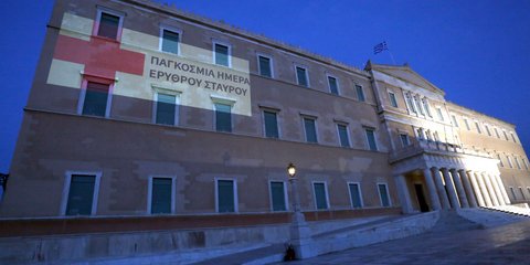 Η Βουλή των Ελλήνων, φωτίστηκε με τα χρώματα του Ερυθρού Σταυρού λόγω της Παγκόσμιας Ημέρας