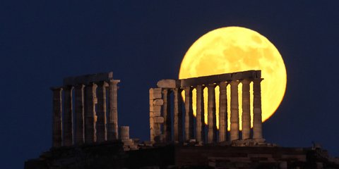 Μαγική πανσέληνος της φράουλας, πάνω από το ναό του Ποσειδώνα στο Σούνιο 