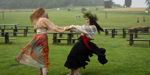 Δύο Ουκρανές χορεύουν στη βροχή για την γιορτή της έναρξης του καλοκαιριού 