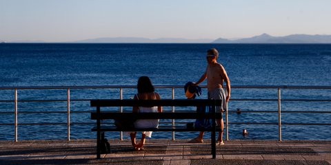 Ανάσα δροσιάς σε παραλία της Αττικής