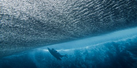 Αθλητής σερφερ προπονείται στην γαλλική Πολυνησία ενόψει των Ολυμπιακών στο Παρίσι