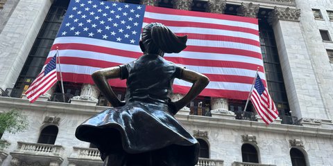 Το άγαλμα με το «ατρόμητο κορίτσι» έξω από τη Wall Street 