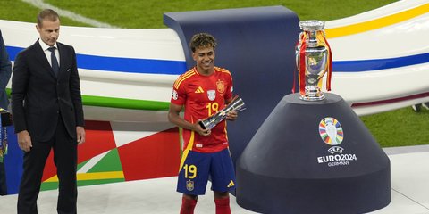 O Γιαμάλ με το βραβείο του καλύτερου νέου ποδοσφαιριστή στο Euro