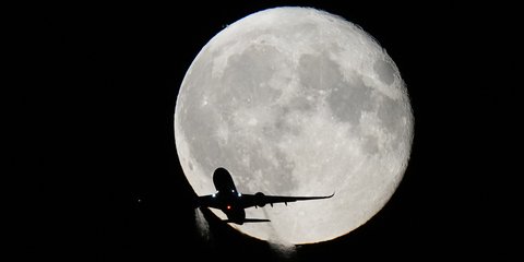 Αεροπλάνο στη Βρετανία απογειώνεται με φόντο το «φεγγάρι του οξύρρυγχου»