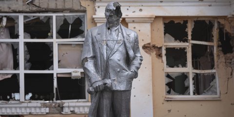 Άγαλμα του Λένιν στη ρωσική πόλη Σούτζα, τον έλεγχο της οποίας έχουν οι Ουκρανοί  