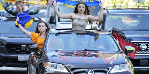 Ουκρανές διαμαρτύρονται στο Σικάγο, πριν από την έναρξη του συνεδρίου των Δημοκρατικών