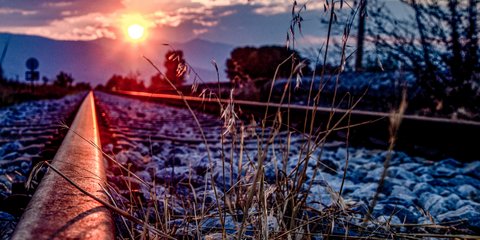 «Ὁ σταθμάρχης μαζεύει μαργαρίτες ποὺ φύτρωσαν πάνω στὶς ράγιες γιατὶ ἔχει πολὺν καιρὸ νἄρθῃ τραῖνο σ᾿ ἐτοῦτον τὸ σταθμὸ» - Μίλτος Σαχτούρης «Ο σταθμός»