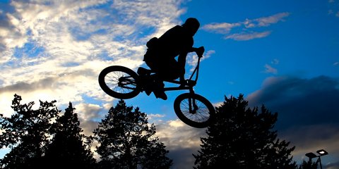 Στο αισθητικό πάρκο Λάρισας, ένας νεαρός με ΒΜΧ δίνει ρεσιτάλ