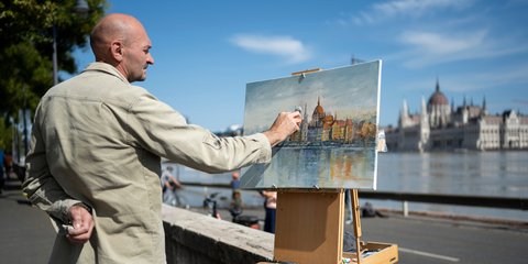 Ένας Ουκρανός πρώην στρατιώτης, ζωγραφίζει δίπλα στον Δούναβη, στη Βουδαπέστη