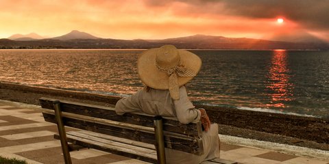 Η φωτογραφία μοιάζει ειδυλλιακή, αλλά δεν είναι: Οι καπνοί από τη φωτιά στο Ξυλόκαστρο, έφτασαν στον Ισθμό 