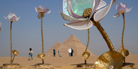 Η αρχαία και η σύγχρονη τέχνη δένουν αρμονικά στην Αίγυπτο με φόντο τις πυραμίδες