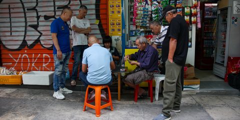 Και η ζωή συνεχίζεται: Εικόνα δρόμου κάπου στην Αθήνα