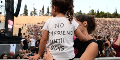 Η επική μπλούζα που φόρεσαν σε πιτσιρίκα οι γονείς της: «Όχι αγόρι μέχρι το 2045»