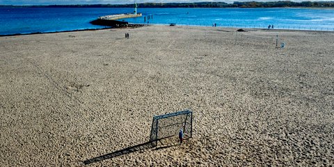 Ένας πιτσιρικάς τερματοφύλακας σε παραλία της Γερμανίας στη Βαλτική