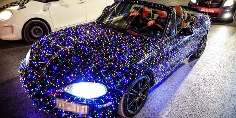 Στόλισε το ΙΧ του με... 2.500 χριστουγεννιάτικα λαμπάκια 