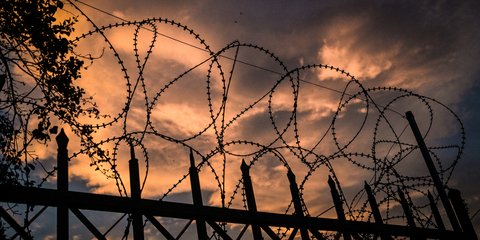 Δύση με συρματοπλέγματα 