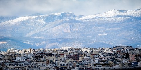 Η Ακρόπολη με φόντο τη χιονισμένη Πάρνηθα